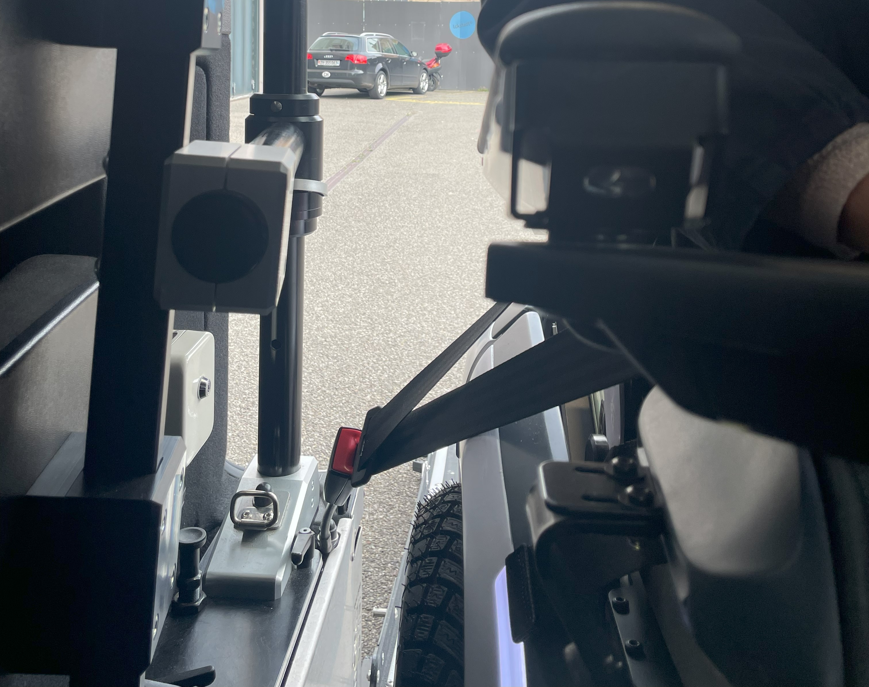 Correct belt guidance of the 3-point belt to secure the user