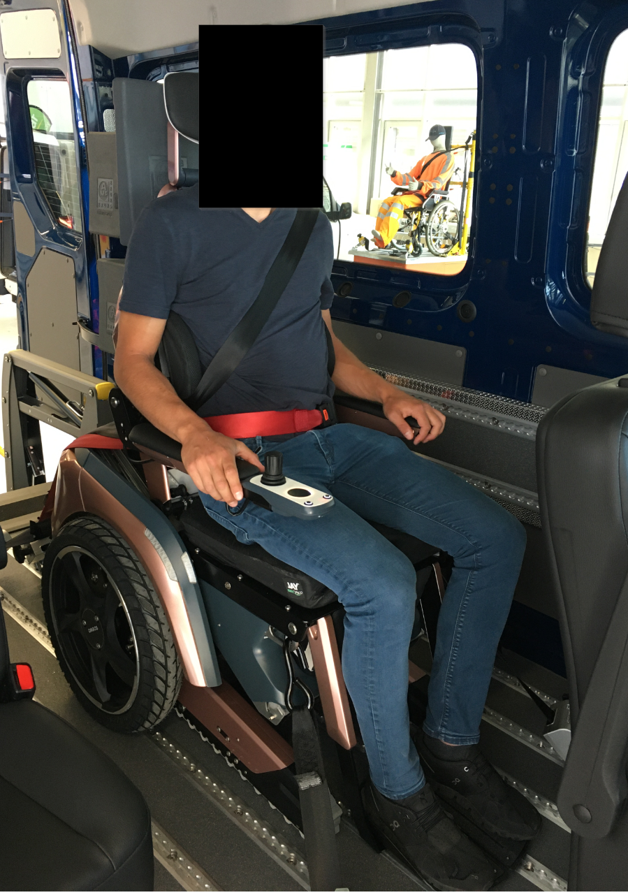 Sicherung des Rollstuhls im Fahrzeug als Sitz für Insassen